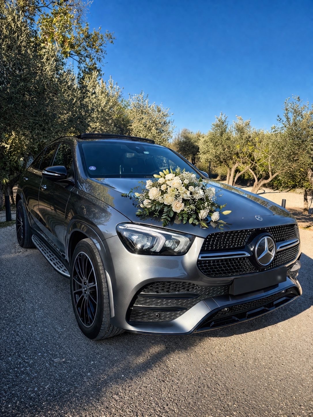 Mercedes GLE avec bouquet blanc — Bnzoprestigecar chauffeur mariage